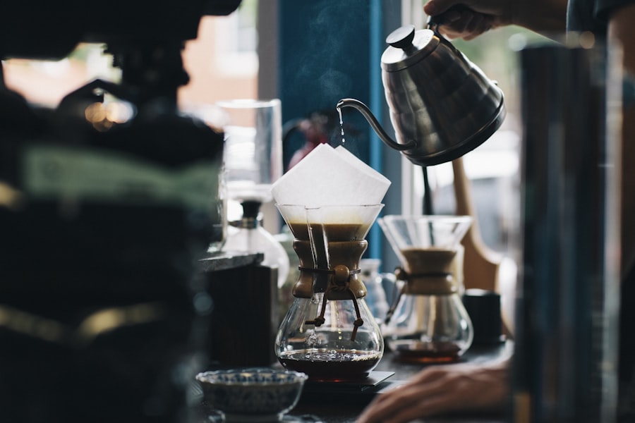 Barista preparando café