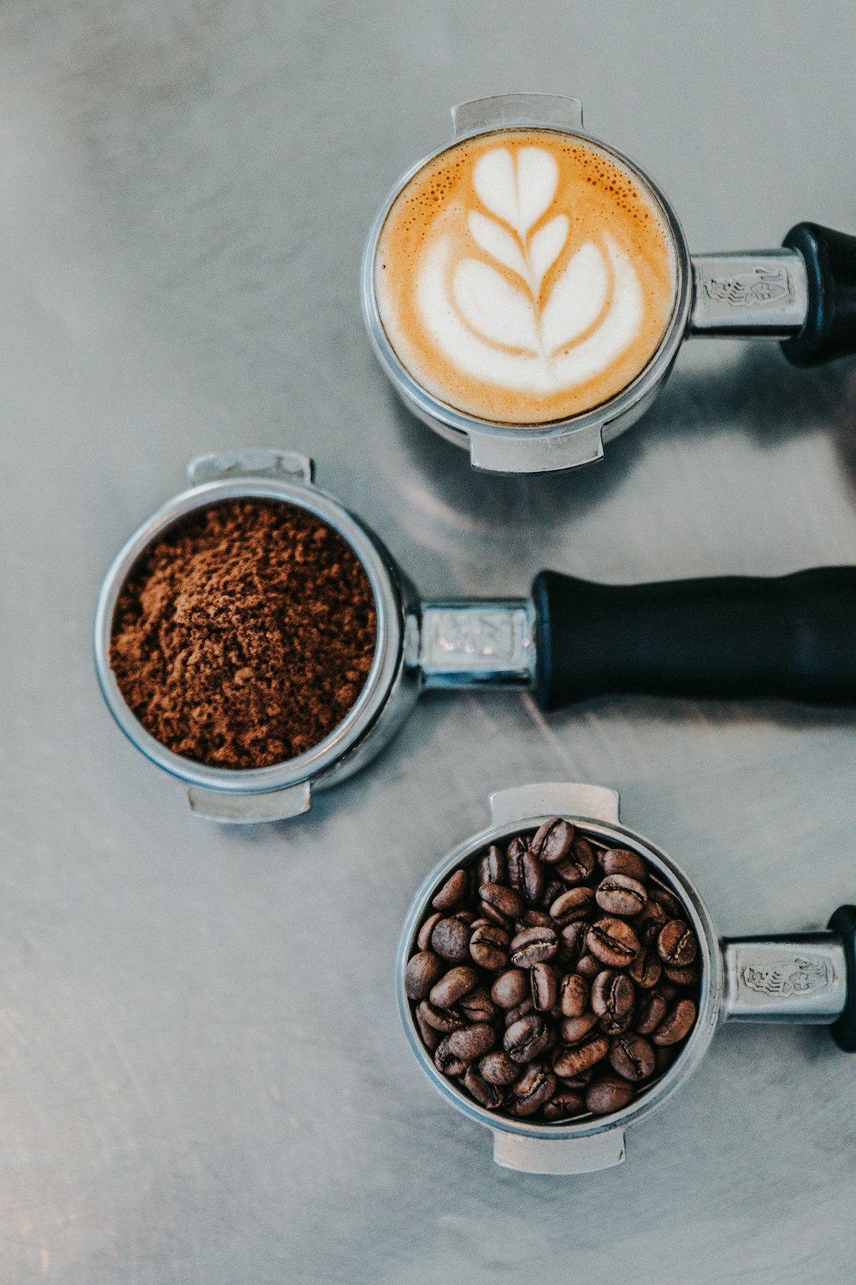 Barista servindo café